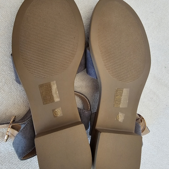 Journee Collection Woman Sandals Blue Suede Buckle Ankle Strap Size 8.5 - Picture 3 of 6